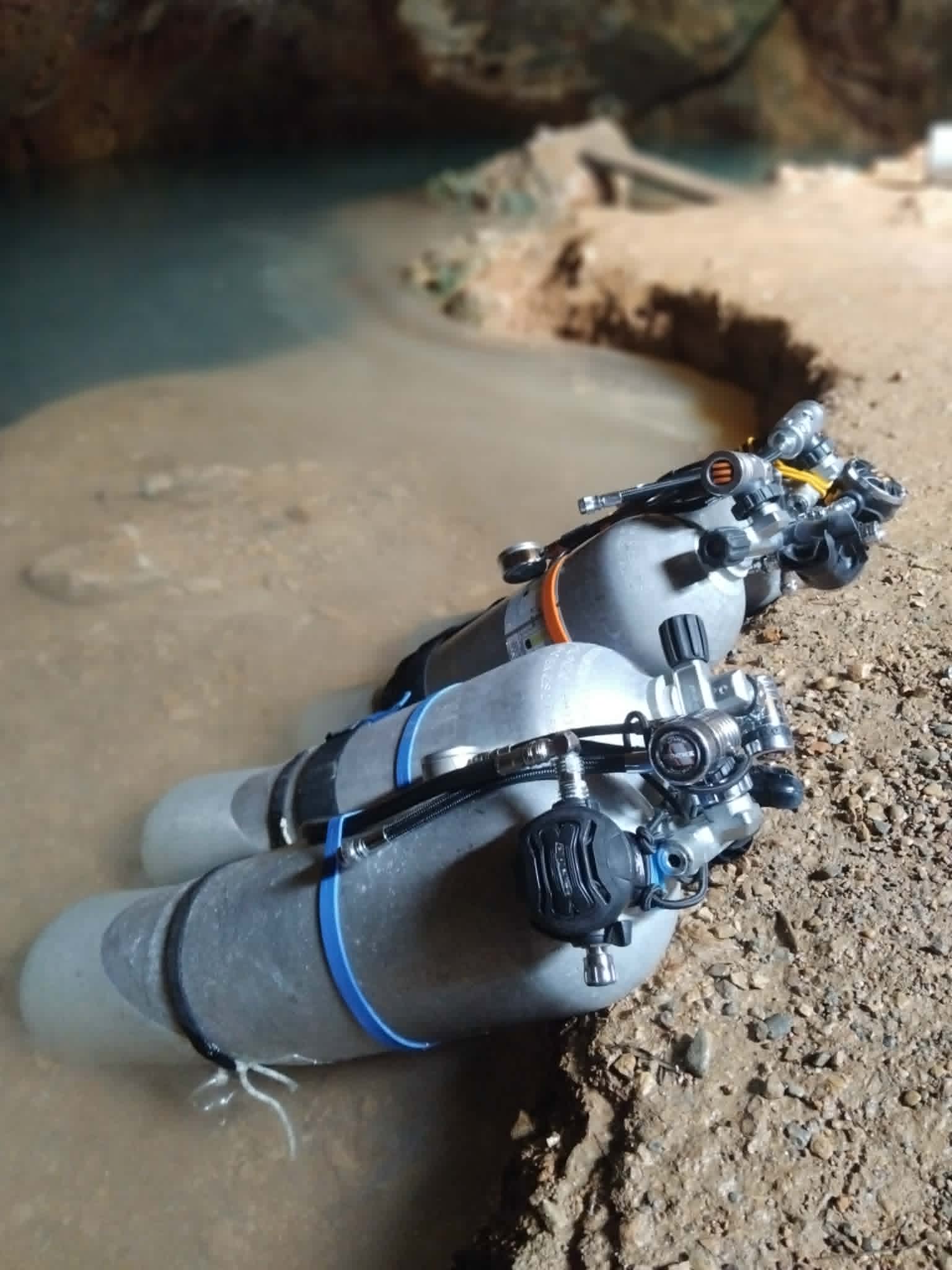 Staged sidemount cylinders